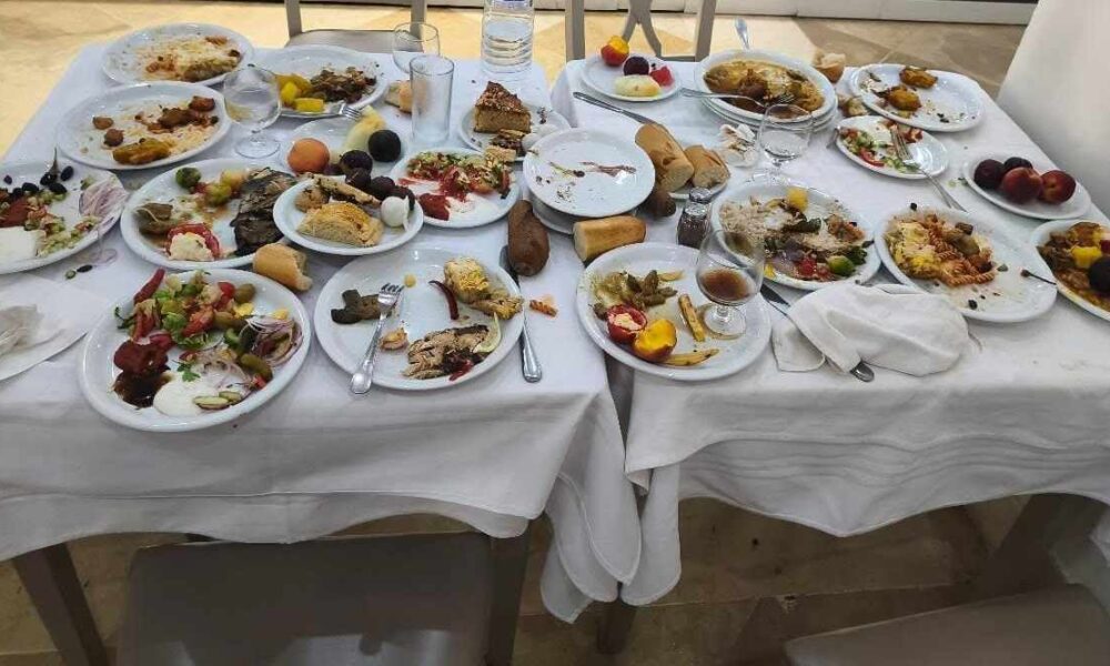 23 Plates for Two: The Image Highlighting Waste in Tunisian Hotels
